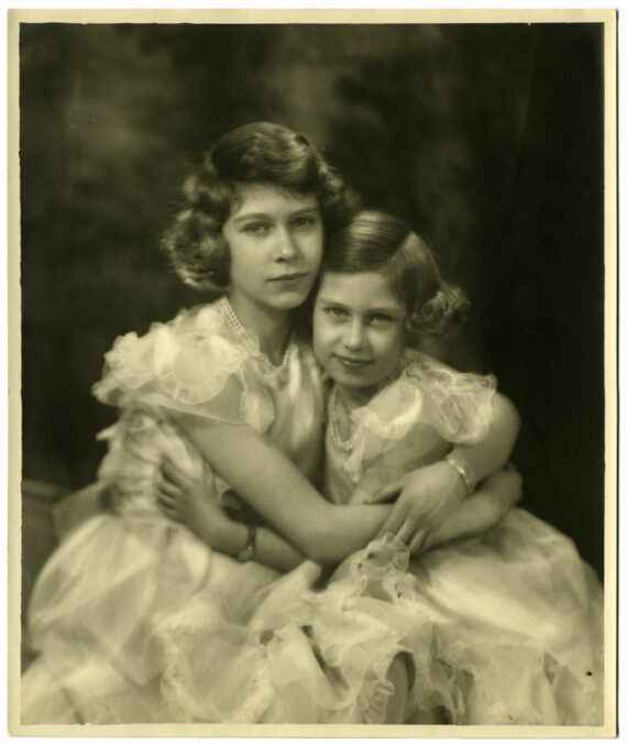 La future reine Elizabeth et sa soeur Margaret, par Marcus Adams - Tirage argentique d'époque - Photo Memory