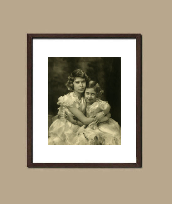 La future reine Elizabeth et sa soeur Margaret, par le photographe de la famille royale britannique, Marcus Adams - Suggestion d'encadrement.