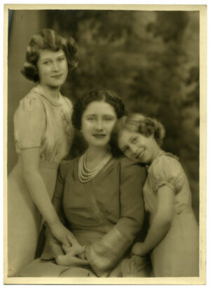 Portrait de la reine mère Elizabeth et de ses deux filles, par Marcus Adams - Tirage argentique d'époque sur papier cartoline - Photo Memory