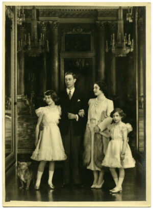 Le roi George VI, la reine Elizabeth et leurs princesses, par Marcus Adams - Tirage argentique d'époque - Photo Memory