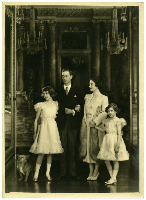 Le roi George VI, la reine Elizabeth et leurs princesses, par Marcus Adams - Tirage argentique d'époque - Photo Memory