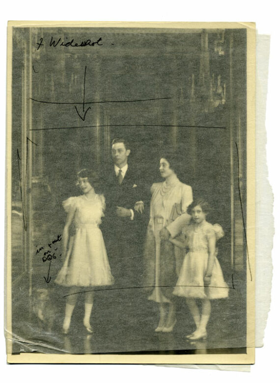 Le roi George VI, la reine Elizabeth et leurs princesses, par Marcus Adams - Tirage vintage sur papier cartoline, avec calque de travail d'origine.