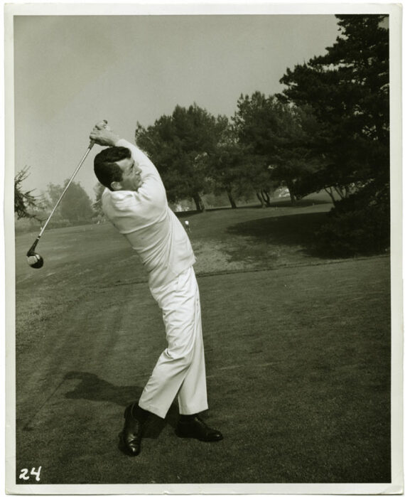 Dean Martin, la passion du golf jusqu'au bout du swing - Tirage argentique d'époque, c. 1965 - Photo Memory