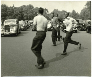 Une certaine image du Swinging London, par John Cowan, circa 1965 - Tirage argentique d'époque - Photo Memory