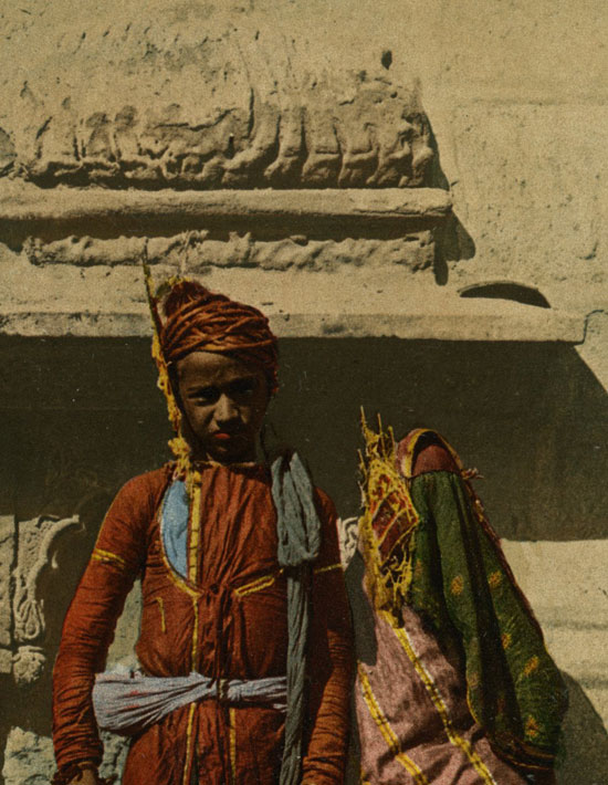 Jeunes mariés du Nord de l'Inde, détail du photochrome P.Z. édité c; 1890.