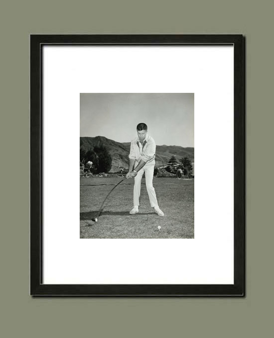 Jerry Lewis, grand golfeur, en flagrant délit de swing - Suggestion d'encadrement du tirage.