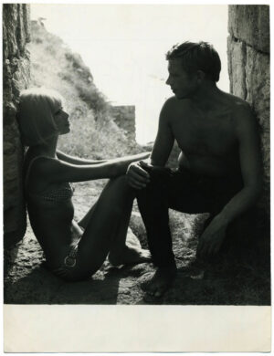 La grande sauterelle Mireille Darc et Hardy Kruger - Photo de tournage vintage - Photo Memory