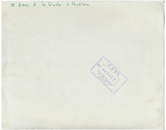 Mireille Darc pensive, portrait de 1969 - Légende et timbre humide au dos de la photographie.