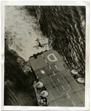 Appontage d'un Hawker Sea Fury X sur le porte-avions HMS Illustrious, 1947 - Tirage argentique d'époque - Photo Memory