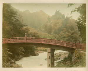 Le Shinkyo, pont sacré de la ville de Nikko, par Raimund von Stillfried - Tirage albuminé rehaussé du Japon - Photo Memory