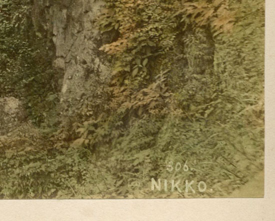 Le Shinkyo, pont sacré de la ville de Nikko, par Raimund von Stillfried - Légende et référence du tirage albuminé rehaussé