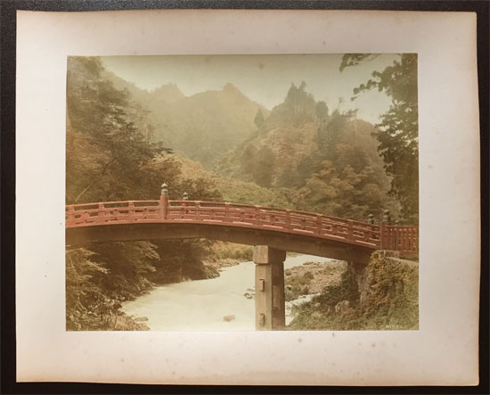 Le Shinkyo, pont sacré de la ville de Nikko, par Raimund von Stillfried - Vue du tirage contrecollé