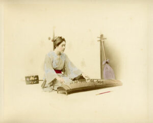 Chanteuse jouant du Koto, tirage albuminé rehaussé, par R. von Stillfried ou Felice Beato - Photo Memory