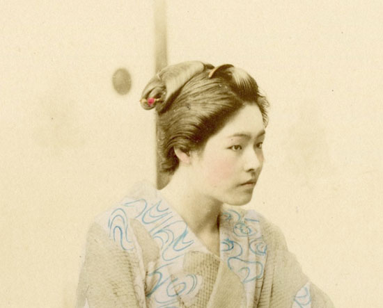 Chanteuse jouant du Koto, tirage albuminé rehaussé - Détail, Japon XIXe siècle.