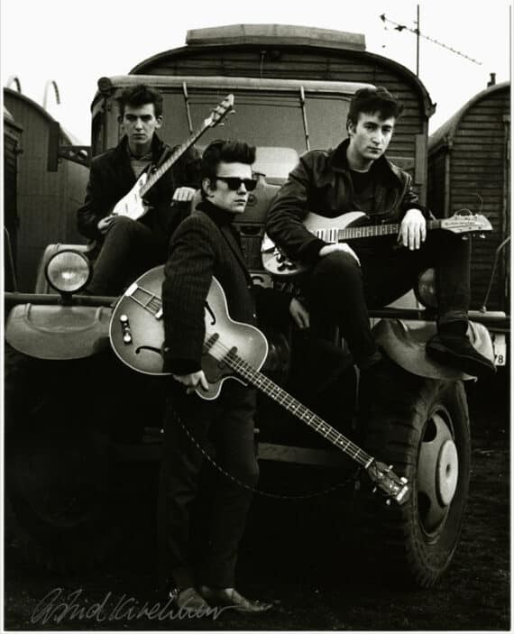 The Beatles : première séance photo pour Stuart Sutcliffe, John Lennon et George Harrison, par Astrid Kirchher - Tirage argentique original - Photo Memory