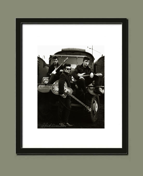 The Beatles : première séance photo pour Stuart Sutcliffe, John Lennon et George Harrison, par Astrid Kirchher - Suggestion d'encadrement de la photographie