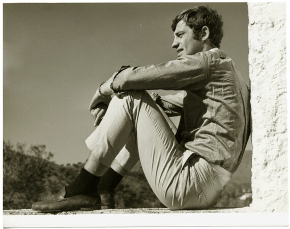 Jean-Paul Belmondo, pensif lors du tournage du film "Par un beau matin d'été", 1964 - Tirage vintage - Photo Memory