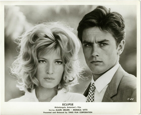 Monica Vitti et Alain Delon, portrait pour L'Eclipse, de M. Antonioni - Tirage argentique d'époque, 1962 - Photo Memory