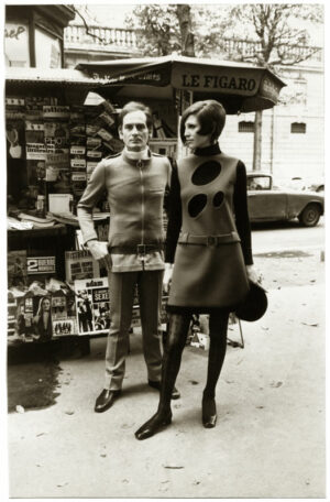 Pierre Cardin et Maryse Gaspard, son mannequin fétiche, oct. 1967 - Tirage argentique d'époque - Photo Memory
