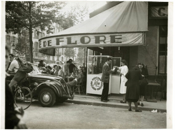 Café de Flore, 1950 : l’artiste marchand de pop-corn, Leo Wrye Zimmerman - Tirage argentique d'époque - Photo Memory