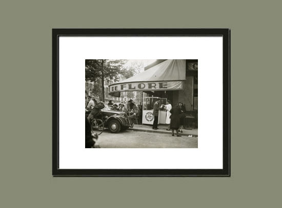 Café de Flore, 1950 : l'artiste marchand de pop-corn, Leo Wrye Zimmerman - Suggestion d'encadrement.