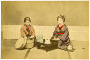 Japonaise à l'heure du repas - Tirage albuminé rehaussé de couleurs à la main - Photo Memory