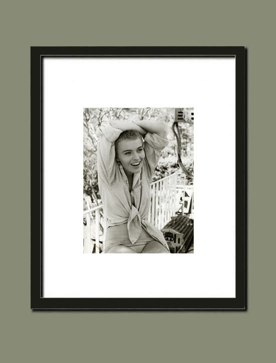Jean Seberg au Lavandou, par Edward Quinn. Tournage de Bonjour tristesse, en 1957 - Suggestion d'encadrement.