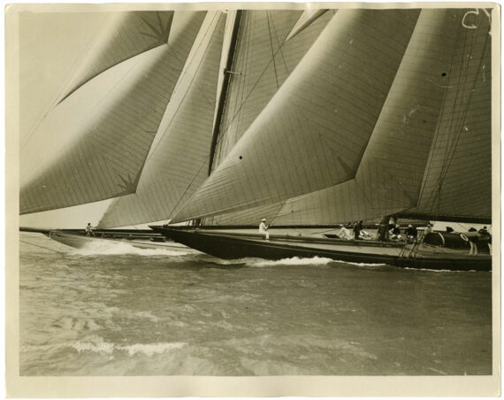 Shamrock V et Cambria, au large de Rhode Island, en 1930 - Tirage d'époque - Photo Memory