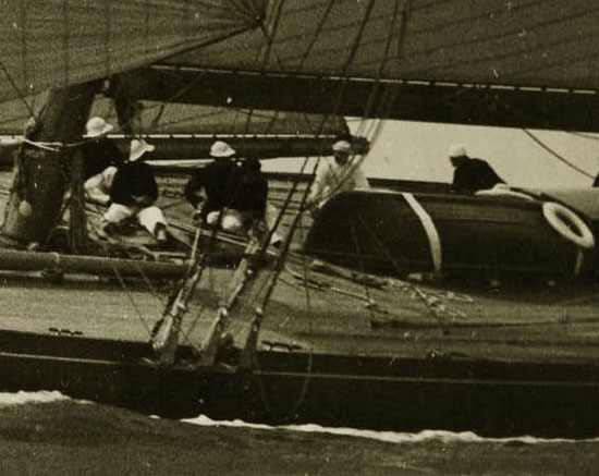 Shamrock V et Cambria, au large de Rhode Island, en 1930 - Tirage argentique vintage - Détail