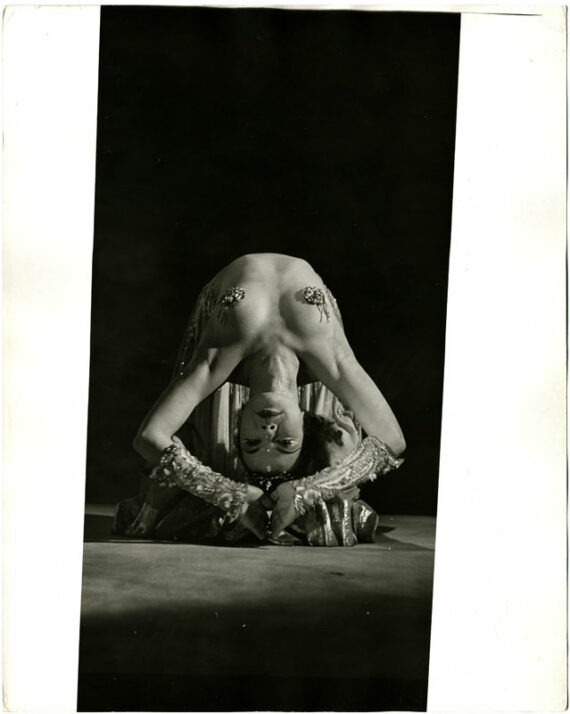 La danseuse Nejla Ateş, par Peter Basch, 1954 - Tirage argentique grand format vintage