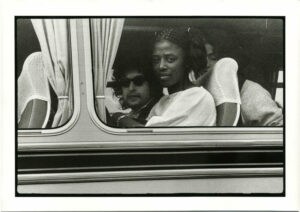 Bob Dylan arrive en bus pour sa tournée à Paris, par Serge Benhamou, juillet 1978 - tirage original postérieur - Photo Memory