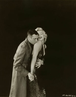 Marilyn Monroe dans les bras de Laurence Olivier, par Milton H. Greene - Photographie pour la promotion du film "Le Prince et la danseuse" (The Prince and the Showgirl), 1957