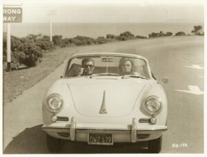 La Porsche 356 C Cabriolet de Bullitt, avec Steve McQueen et Jacqueline Bisset - Tirage argentique vintage, 1968 - Photo Memory