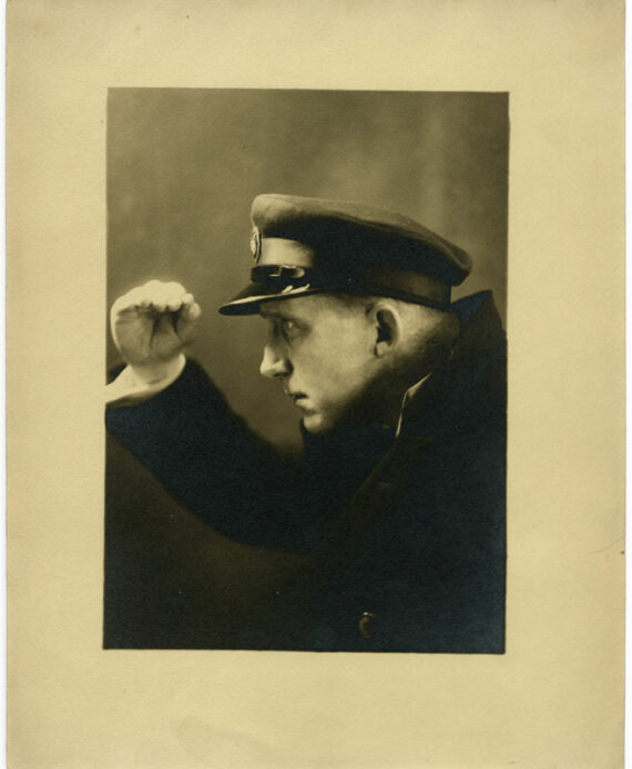L'homme à la casquette, portrait des années 20 - Tirage argentique vintage sur papier cartoline