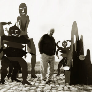 Alexander Calder parmi ses Critters et son Crag, à Saché, 1974 - Tirage argentique d'époque - Photo Memory