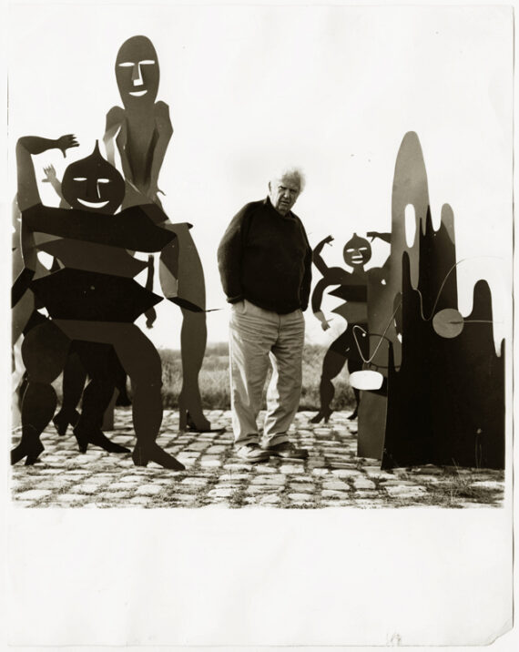 Alexander Calder parmi ses Critters et son Crag, à Saché, 1974 - Format carré sur papier photo glacé, 23x23 cm, hors marge.