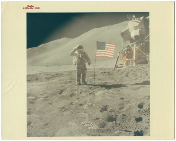 David Scott salue le drapeau américain, mission Apollo 15 - Tirage couleur vintage NASA 1971 - Photo Memory