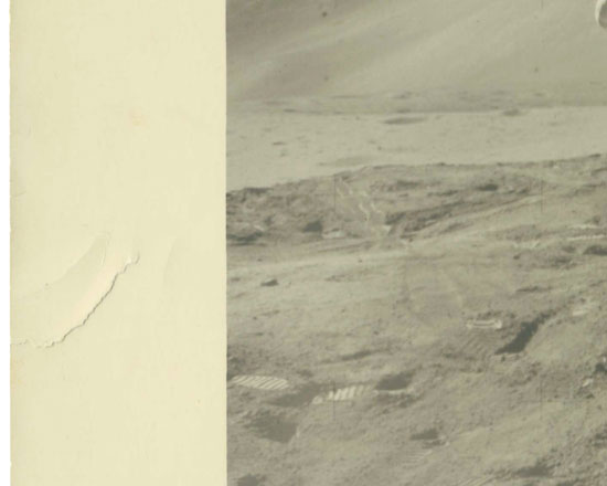 Apollo 15 : David Scott salue le drapeau américain sur la Lune - Déchirure en marge du tirage couleur (détail).
