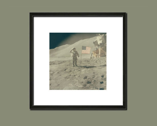 David Scott salue le drapeau américain, mission Apollo 15 - Suggestion d'encadrement du tirage couleur vintage de la NASA.