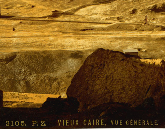 Légende en lettres dorées dans le bas du photochrome : 2105 P.Z. Vieux Caire, vue générale.