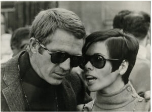 Steve McQueen et Neile Adams derrière leurs lunettes de soleil, tournage de Bullitt, 1968 - Tirage argentique d'époque - Photo Memory