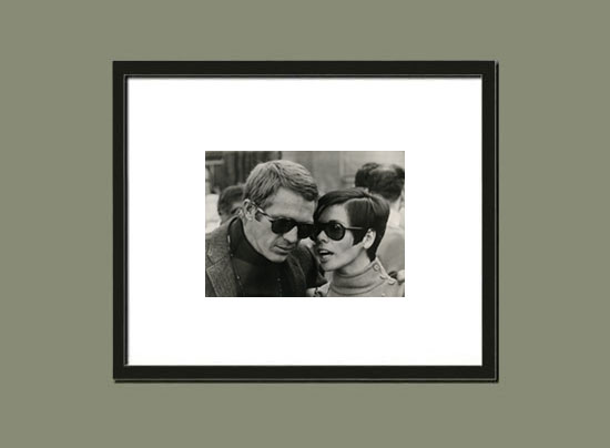 Steve McQueen et Neile Adams derrière leurs lunettes de soleil - Tournage de Bullitt, 1968 - Suggestion d'encadrement