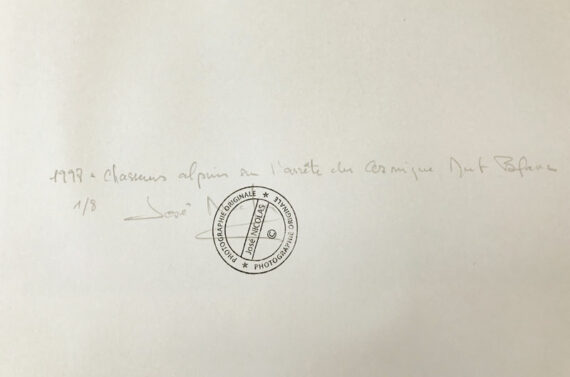 Observateurs d'artillerie de montagne dans les Alpes, par José Nicolas - Légende manuscrite et signature au dos de l'épreuve.