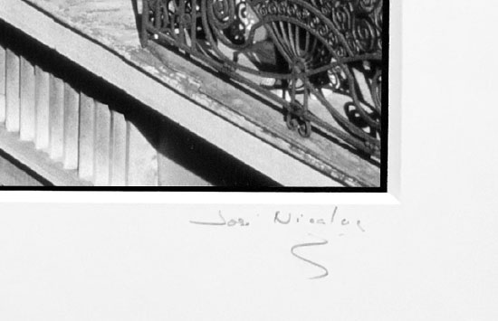 Hôtel Martinez : le ballet des femmes de ménage, par José Nicolas - Signature du photographe, sous le tirage.