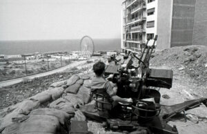 Beyrouth : poste de tir près de Luna Park, par José Nicolas - tirage argentique original - Photo Memory