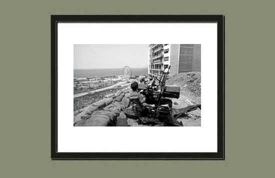 Beyrouth : poste de tir près de Luna Park, par José Nicolas - Tirage argentique sur papier baryté - Suggestion d'encadrement