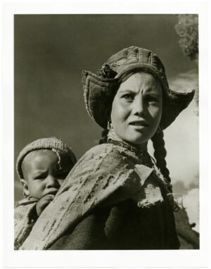 Ladakh : jeune femme coiffée du chapeau traditionnel - Tirage argentique d'époque, c. 1960 - Photo Memory