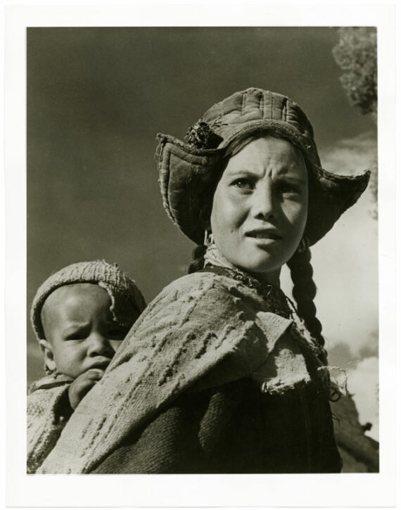 Ladakh : jeune femme coiffée du chapeau traditionnel - Tirage argentique d'époque, c. 1960 - Photo Memory