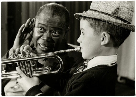 Louis Armstrong et le jeune Enrico Tomasso, futur trompettiste de jazz - Tirage argentique d'époque, 1970 - Phoot Memory