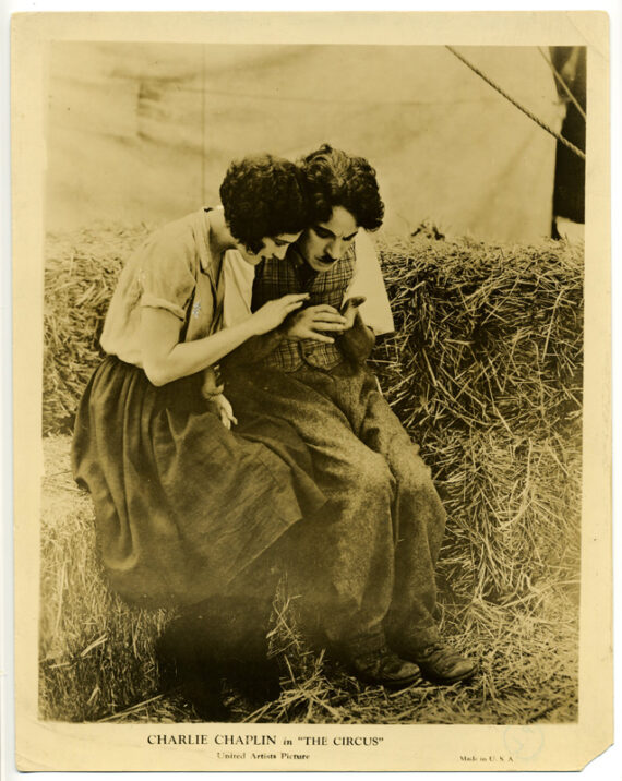 Merna Kennedy et Charlie Chaplin, tournage du film le Cirque - Tirage argentique d'époque - Photo Memory